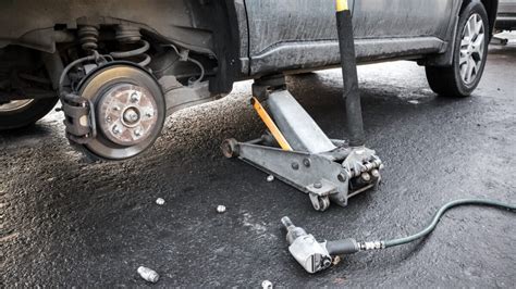 7 Best Portable Car Jacks to Keep In Your Trunk (2022 Review).